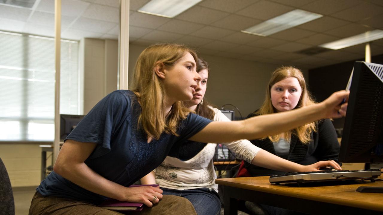 Psychology students sharing a computer
